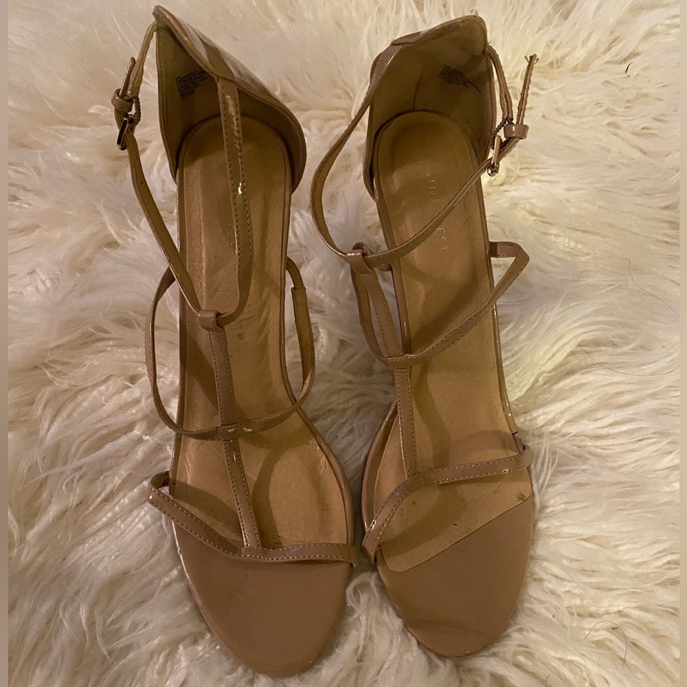 Nine West strappy nude patent sandal in a size 12